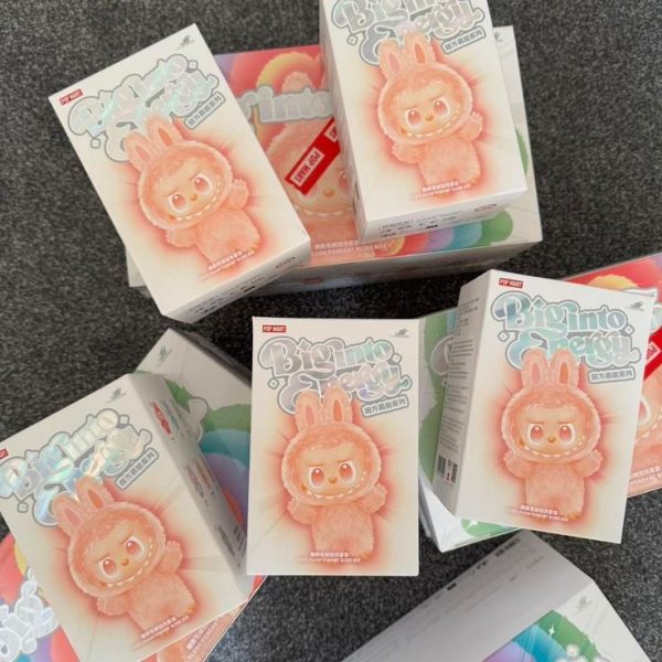 200 pieces made up of different types of Labubu